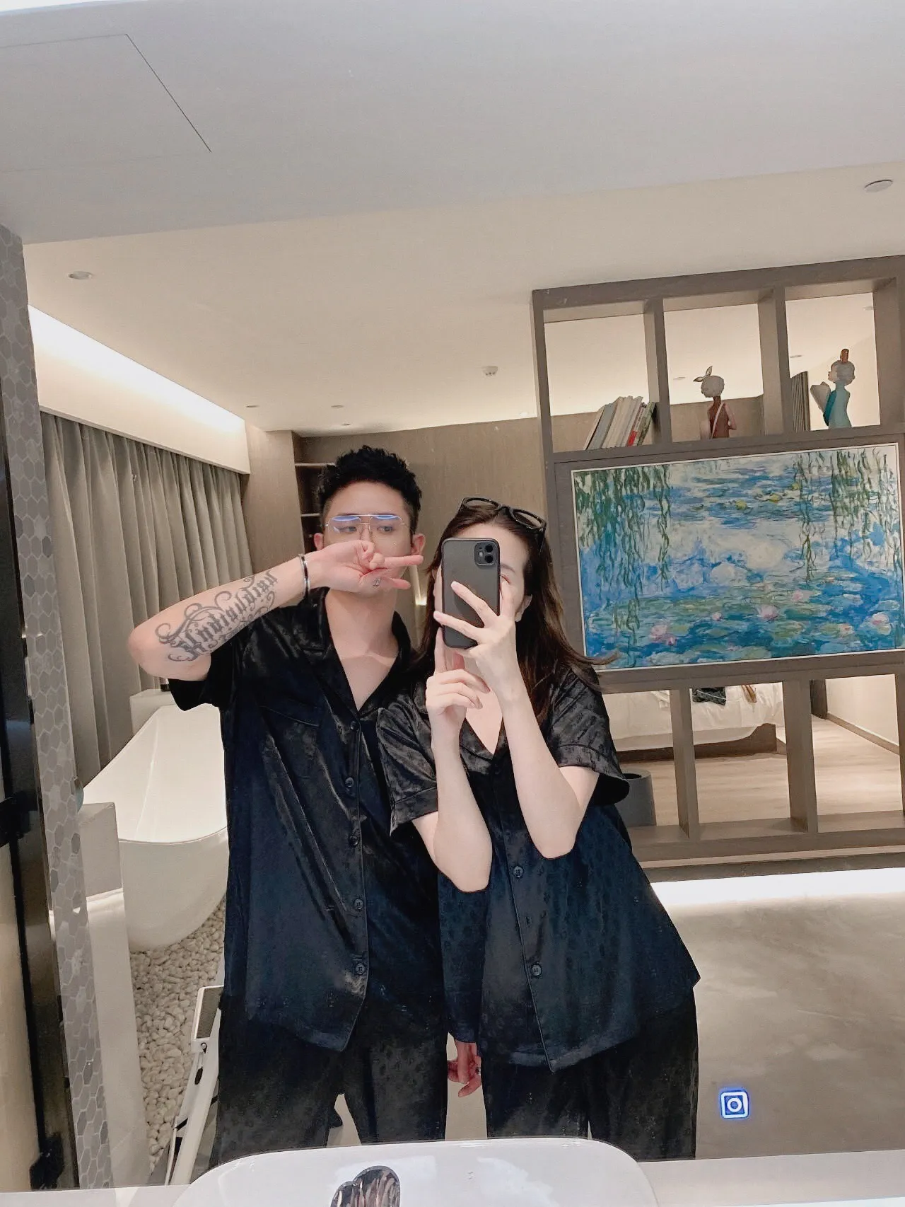 🅿️360 Croxin Home Clothes High-end Korean silk fabric is skin-friendly, soft and comfortable. Same style for men and women. Women’s sizes: XS~M, men’s sizes: M, L